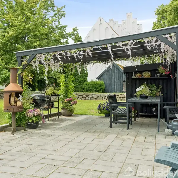 Stueplan med køkken, entré, stue, to værelser, bad og terrasser. Første sal har to disponible rum. Tekst: "Stueplan", "1. sal", "Vejledende tegning uden ansvar".