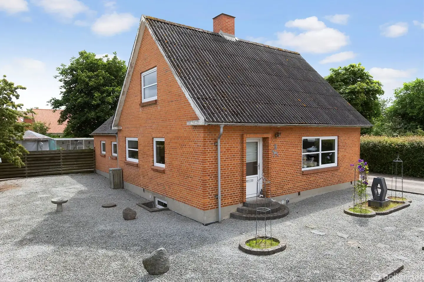 Pæn og velholdt rødstensvilla med garage