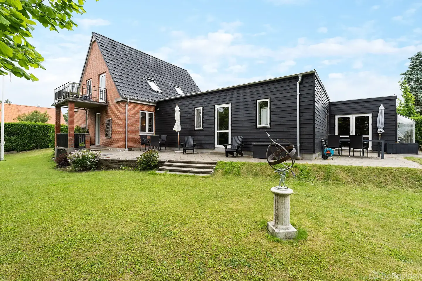 Velholdt villa med tilbygning, fire værelser og skøn have ved grønne arealer