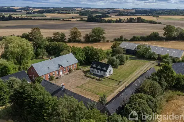 Landejendom på Grumstrupvej 15, 8732 Hovedgård