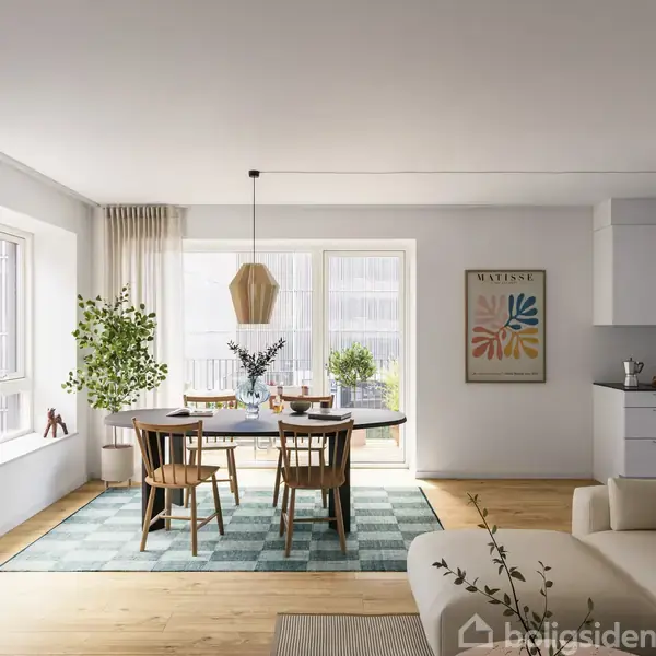 Et lyst og moderne spisestueområde med et træbord og stole, står på et tæppe. Ved siden af et stort vindue, er der planter og en hængende lampe. Væggen viser plakaten "VISSEVASSE."