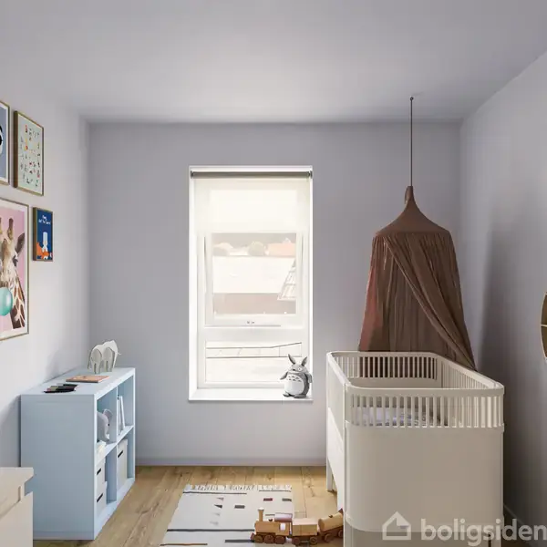 Værelse med babyseng og baldakin til højre, legetøj på gulvet, og hylder til venstre. Væggene har dekoration og billeder. Et vindue i midten giver lys til rummet.