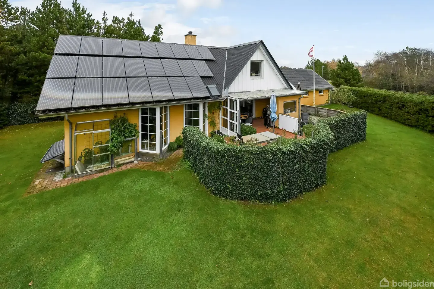 Beliggende i den gyldne trekant på en lukket grund.