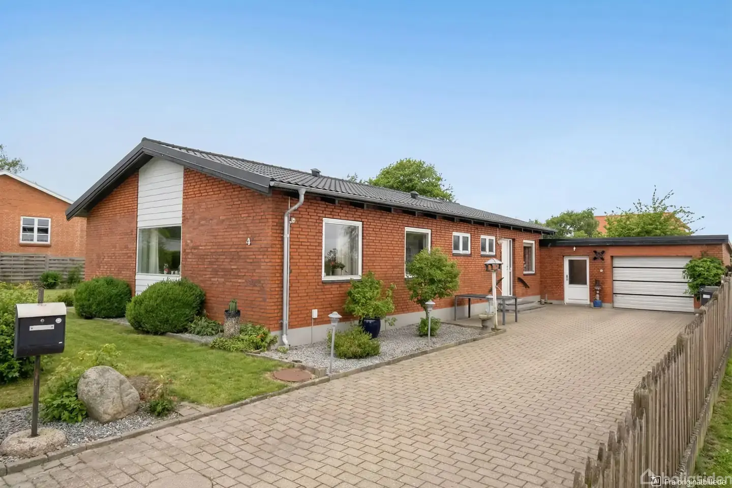 Velindrettet 1-plans villa med udestue og garage