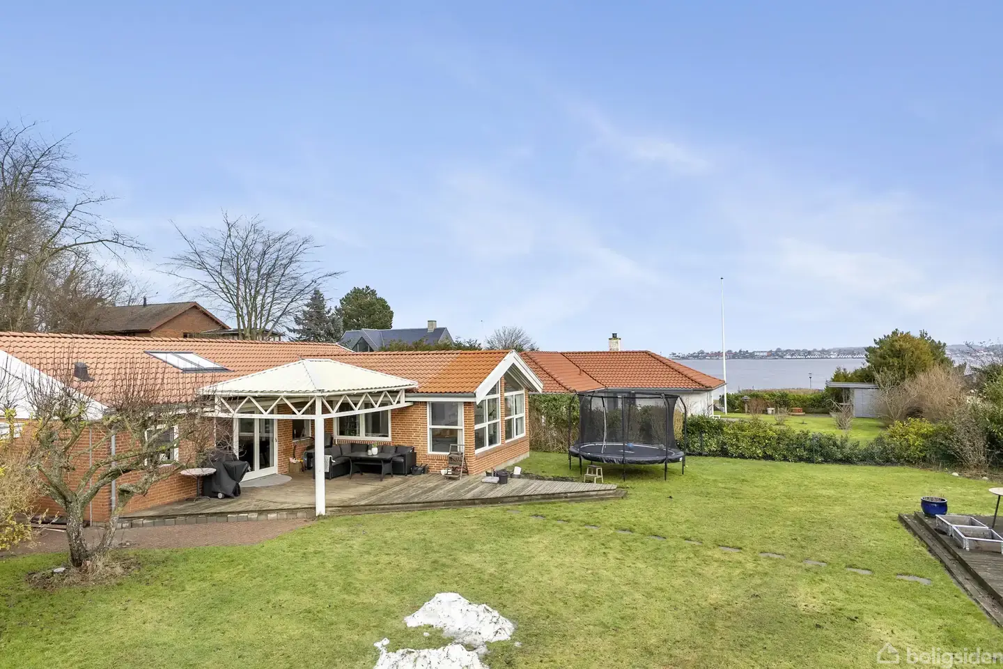 Velholdt og løbende moderniseret med havudsigt