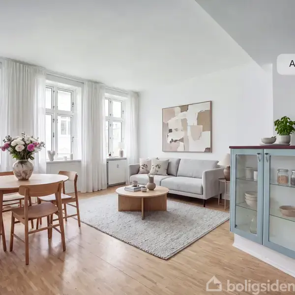 En lys stue med en grå sofa på et tæppe, omgivet af et spisebord med fire stole til venstre og et skab med glaslåger til højre. Der står "AI visualisering".