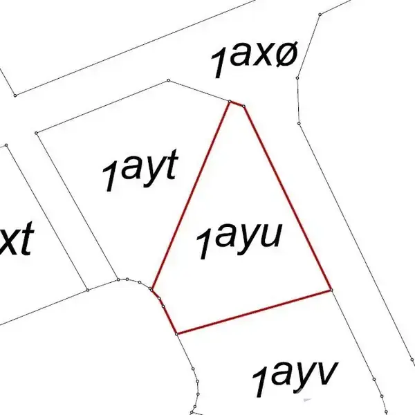 En trekantet grund markeret med røde linjer. Indskriften "1ayu" er centreret, omgivet af andre grunde med etiketterne "1ayt" og "1axo".