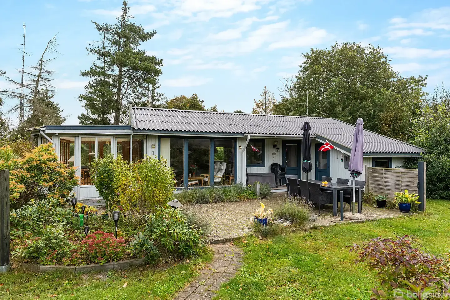 Charmerende sommerhus med nyt tag fra 2025 – kun 100 meter fra diget!