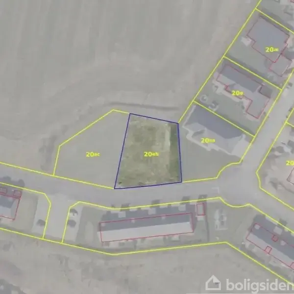 Et kort viser et grundareal markeret med blå linjer og teksten "20ab". Omkring ligger veje og andre grundarealer markeret med gule linjer og teksten "20aø".