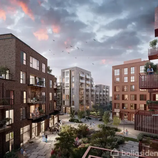 Flere moderne boligbygninger omkranser en gårdhave, hvor mennesker ses på altaner. Foroven flyver fugle under en overskyet himmel.