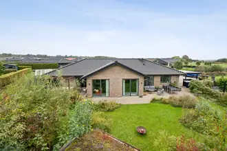 Villa på Korslystvej 3, Norring, 8382 Hinnerup