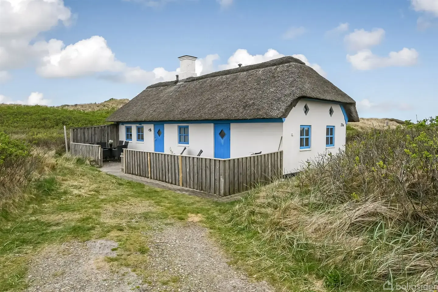 Charmerende fritidshus med stråtag i naturskønne Vrist