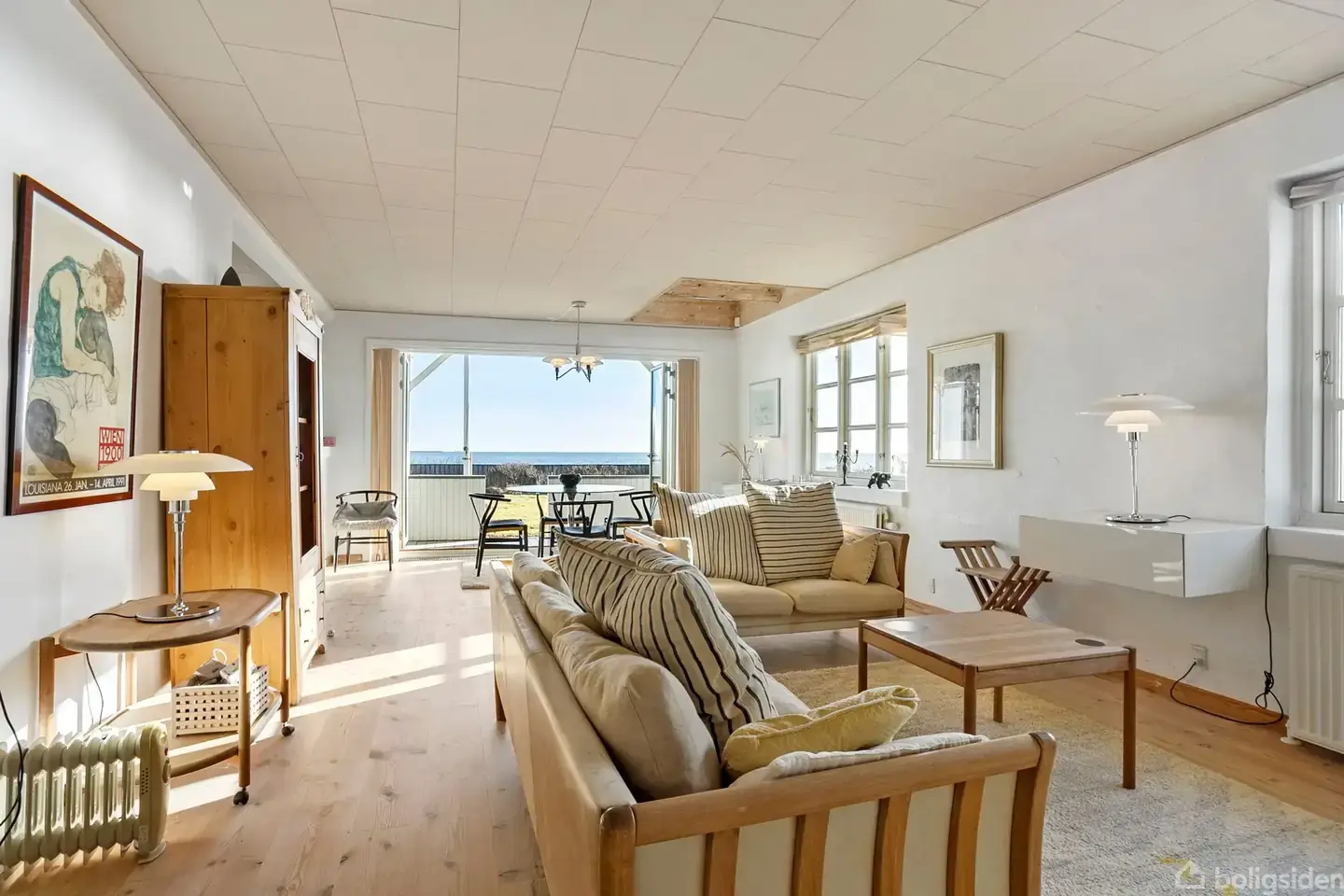 Villa beliggende i vandkanten og med tilhørende anneks og 2 garager!