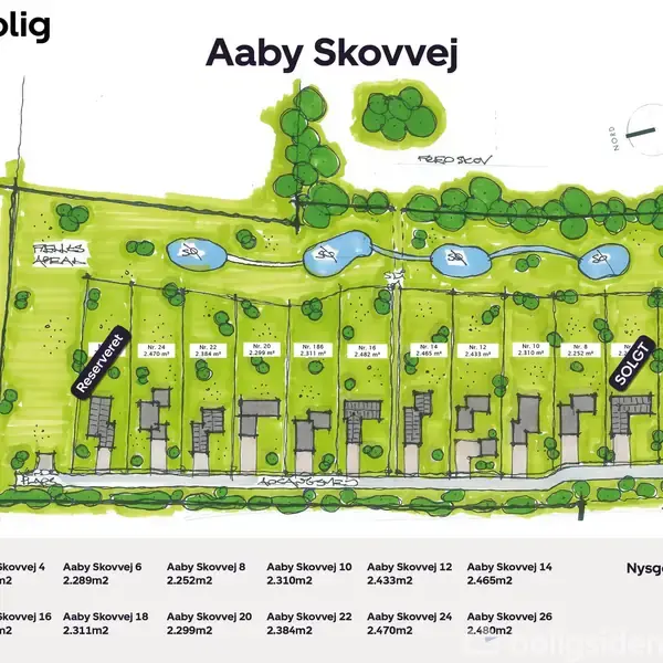 Nybolig præsentation viser en grundplan for Aaby Skovvej med markerede parceller. Flere parceller er solgt eller reserveret. Grønt område indeholder små søer og træer. Kontakt 96 96 12 10.