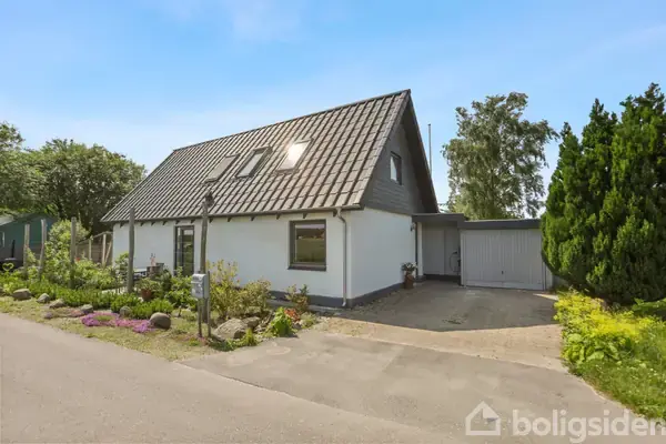 Landlig idyl med moderne komfort og naturskøn udsigt