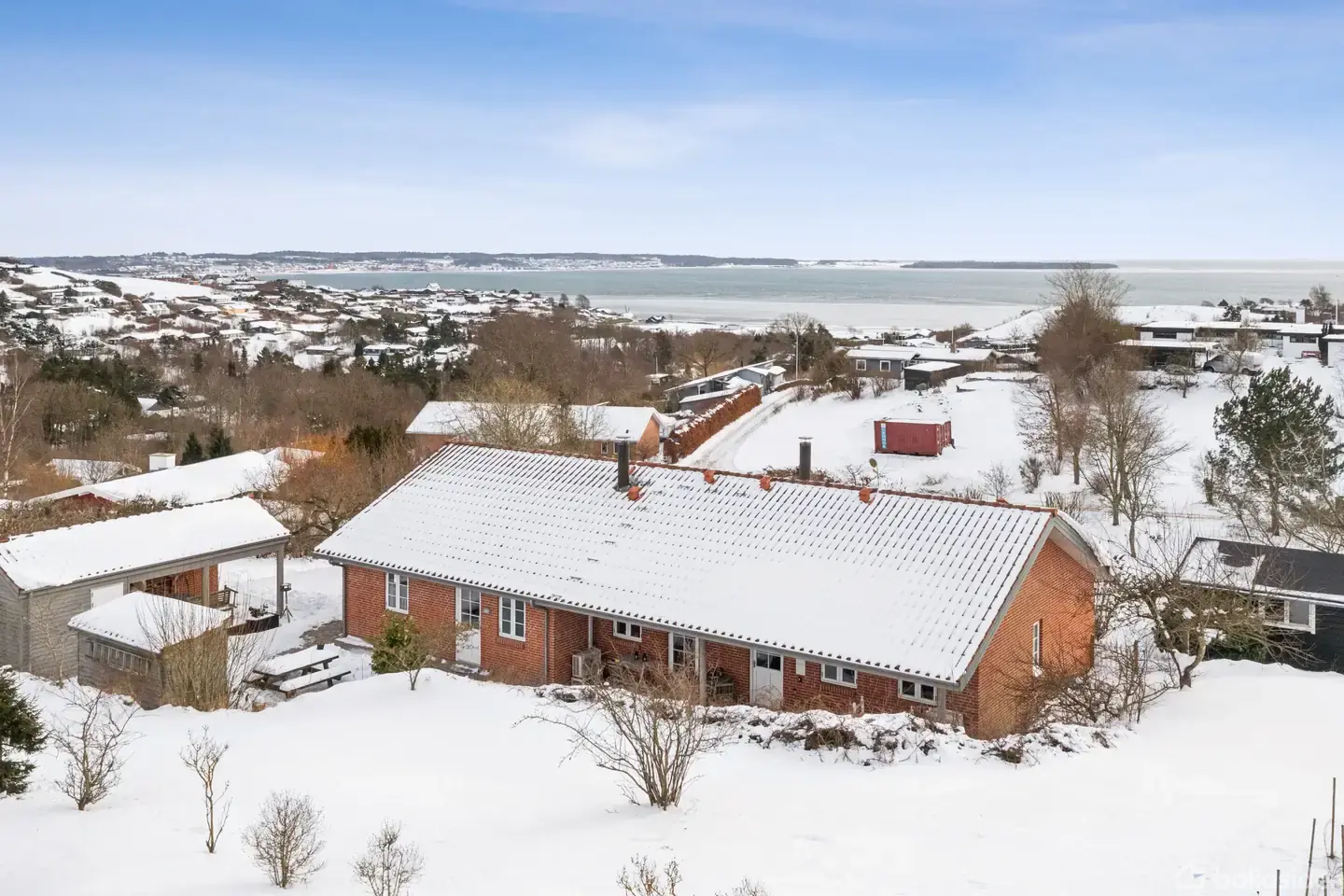 Højtbeliggende sommerhus med flot udsigt!