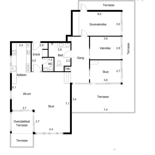 Plantegning viser en bolig med køkken-alrum, entré, bad, værelse, to stuer, teknikrum, overdækket terrasse, og udendørs terrasse. Mål i meter: Køkken (2,4), alrum (8,1), stue (7,1).