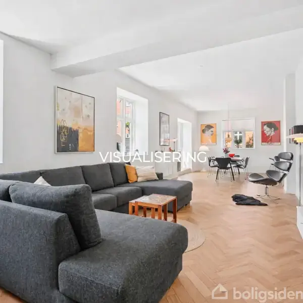 En stor, grå hjørnesofa står i en lys stue med trægulv, omgivet af kunst på væggene og et spisebord i baggrunden. Tekst: "VISUALISERING".