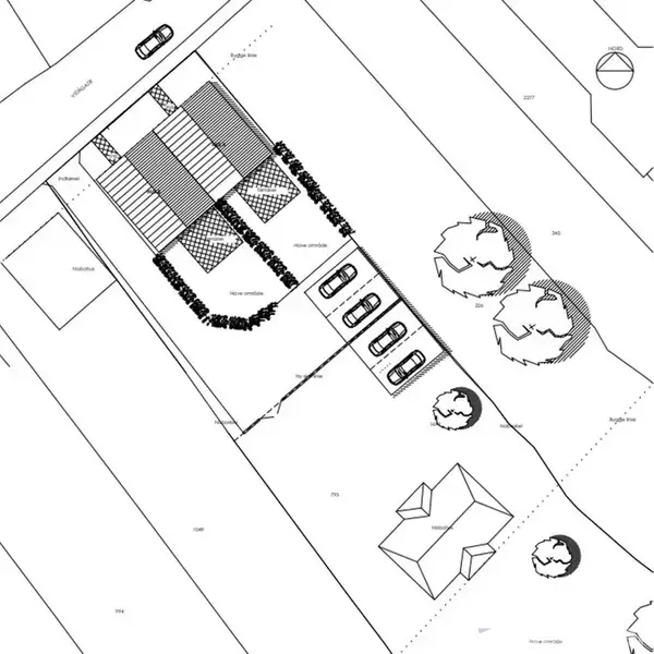 Plantegning viser parkeringsområde med fem biler til højre, omringet af grønne områder med træer. Bygninger er til venstre. Tekst inkluderer "Hovedny Mindest," "Fællesområde," og "Byggefelt."
