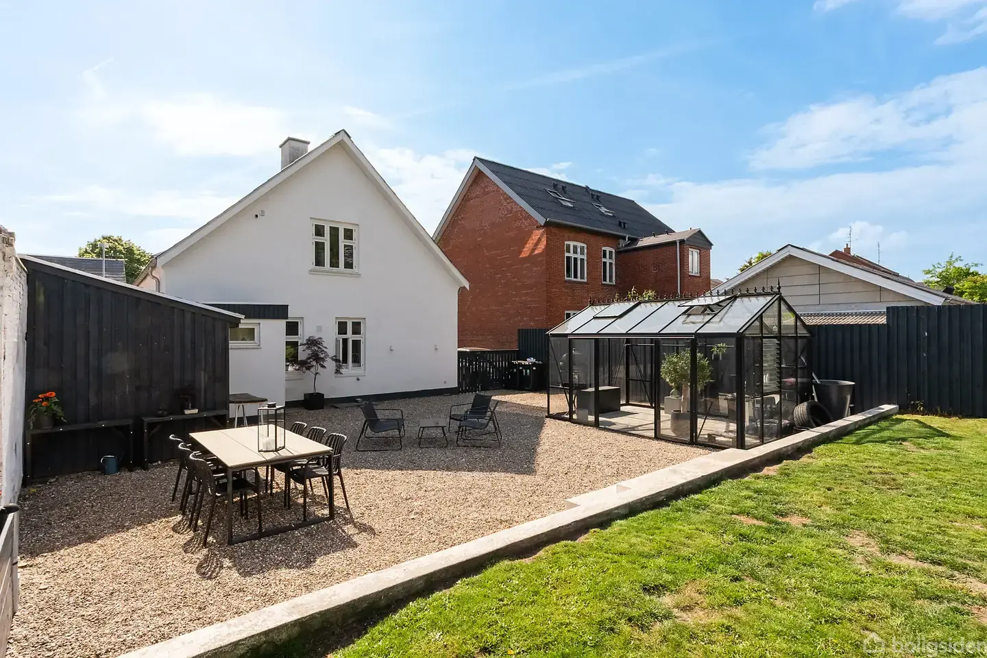 Stilfuld byvilla i Svendborg med gennemført stand samt skøn have og terrasse