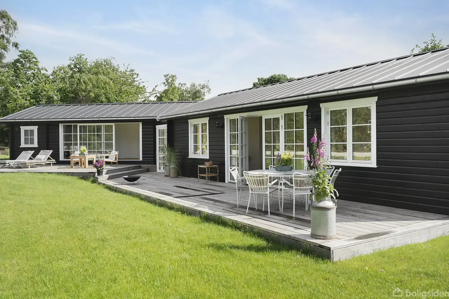 Klassisk nordisk sommerhusæstetik møder moderne komfort
