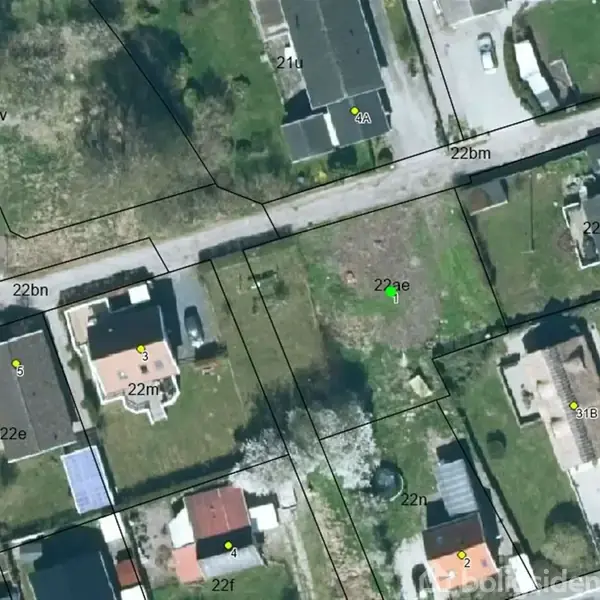 Luftfoto viser et beboelseskvarter med parcelhuse, haver og stier. Adskillige huse, indkørsler og veje er synlige. Tekst indeholder husnumre: 21v, 22m, 22e, 22b, 31b, 31a.