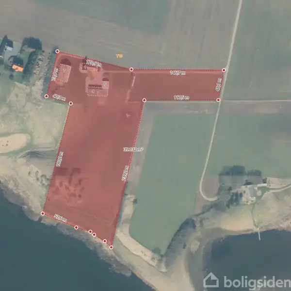 Luftfoto viser et kystområde med marker. Et rødt område er markeret med målinger: "105.78 m, 88.4 m, 58.04 m, 41.74 m, 37.63 m, 121.47 m, 162.58 m". Bebyggelse øverst til venstre.