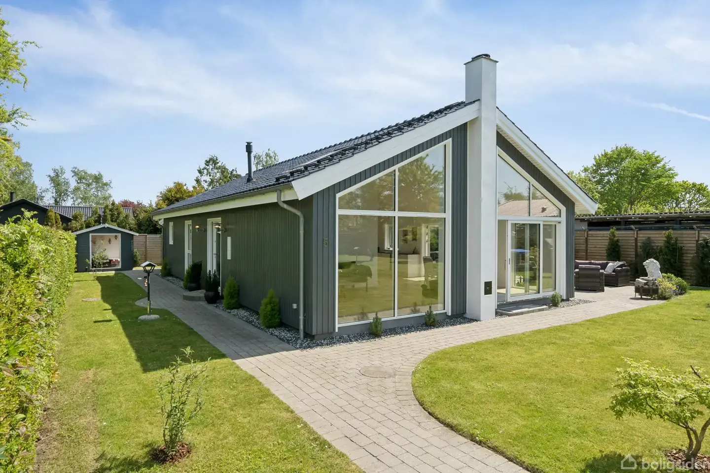 Helårsanvendeligt sommerhus i nær kyst og natur