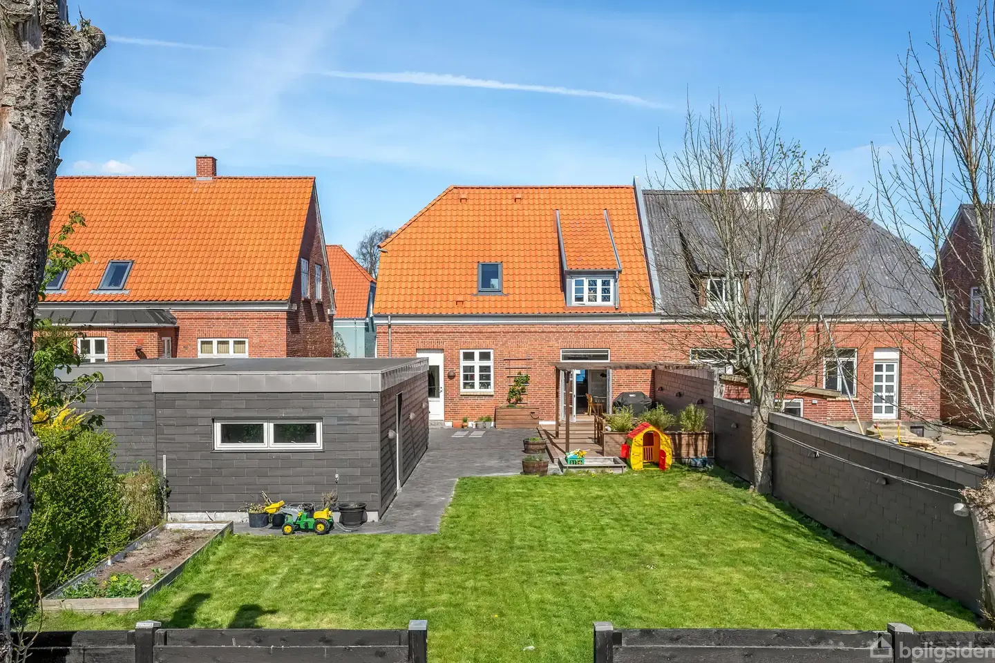 Klassisk villa med solrig have og moderne faciliteter