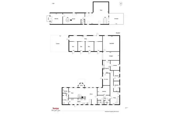 Plantegning viser to etager i et hus. Første sal indeholder værelser, depot, og viktualierum. Stueetagen har entré, køkken, stuer, badeværelser og soveværelser. Tekst: "home - Bo trygt, køb sikkert".