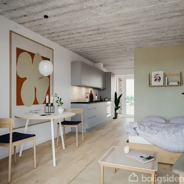 Et moderne, lyst værelse med seng og spisebord. Køkken i baggrunden. Stor plakat med tekst "LINE DAMGAARD" på væggen. Hylde med dekoration over sengen.