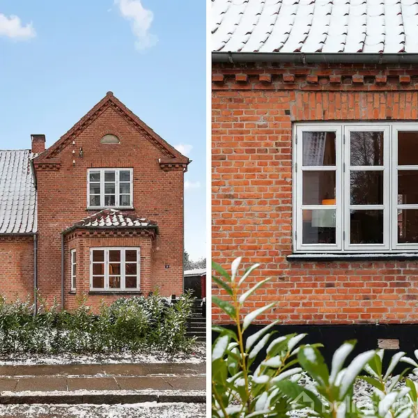 Et murstenshus med hvidt tag står omgivet af let sne, buske foran huset. Til højre et nærbillede af vinduet på samme hus med sneklædte grønne planter i forgrunden.