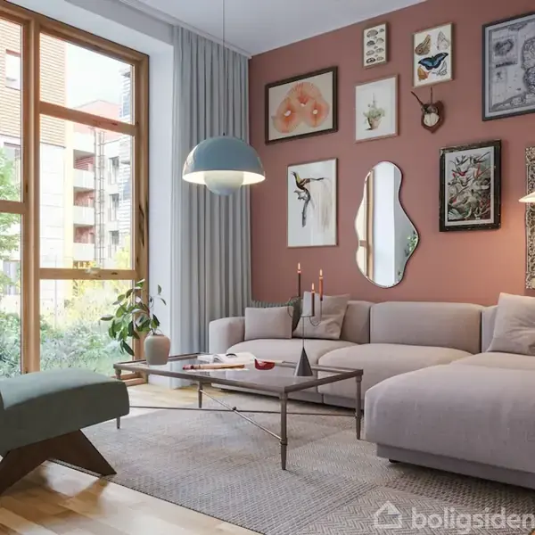 Stue: Lys sofa og stol omkring sofabord, dekoreret væg med kunst og spejl. Store vinduer med udsigt til natur udenfor, skaber en hyggelig og moderne atmosfære.