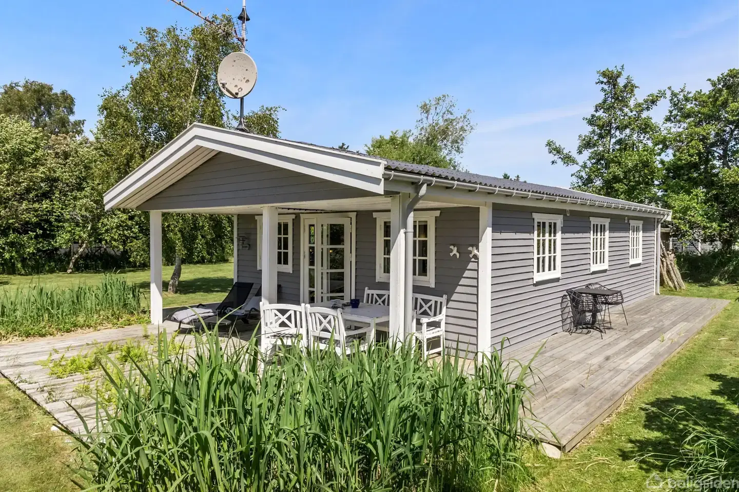 Sommerhus i første række på stor dobbeltgrund