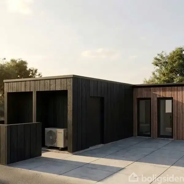 Et moderne hus med præfabrikerede træpaneler står på en flisebelagt terrasse. Der er høje døre og vinduer. Omkring huset ses træer og lav vegetation under en klar himmel.