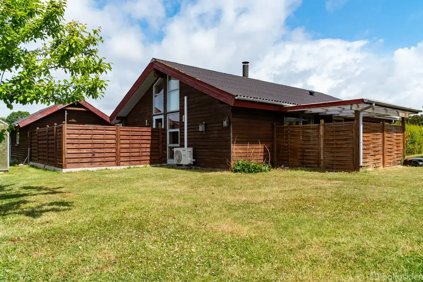 Villa med isoleret udhus med køkken og bad