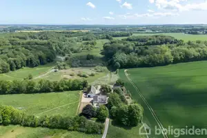 Landejendom på Astrup Skovvej 10, 8370 Hadsten