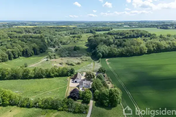 Landejendom på Astrup Skovvej 10, 8370 Hadsten