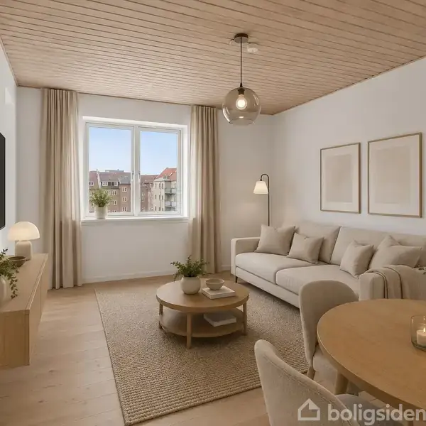 Stue med beige sofa og rundt sofabord på tæppe, tæt på vindue med udsigt over bygninger. Væghængt tv og rund spiseplads ved siden af planter og lamper.