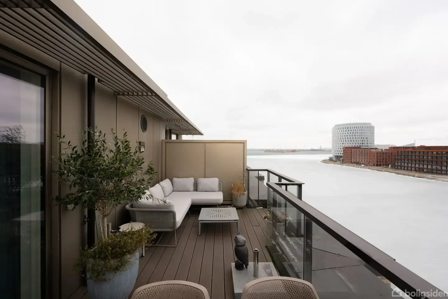 En af de bedste placeringer på Sundkaj - velholdt og indbydende penthouse med mange udearealer samt fri udsigt til kronløbsbassinnet og Øresund!