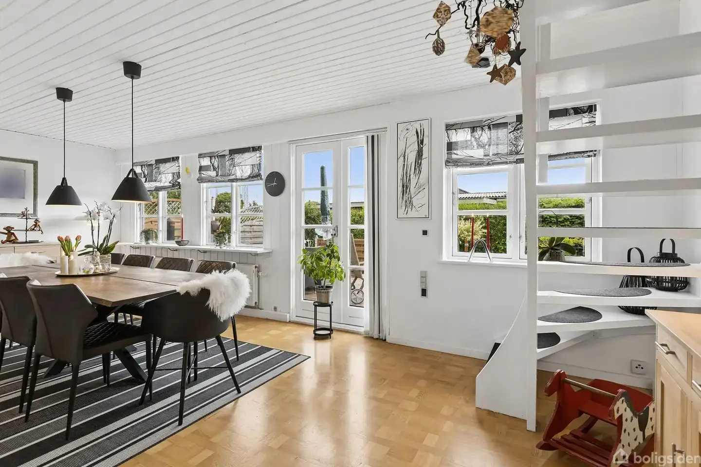 Rummelig villa med mange værelser og solrig have – pohled 3