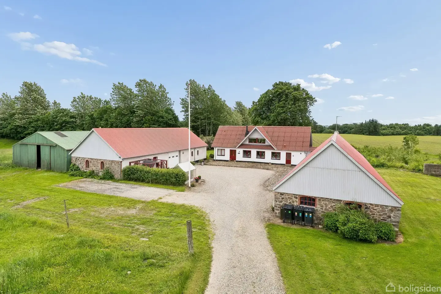 Idyllisk trelænget landejendom fra 1850 omgivet af natur, marker og skov