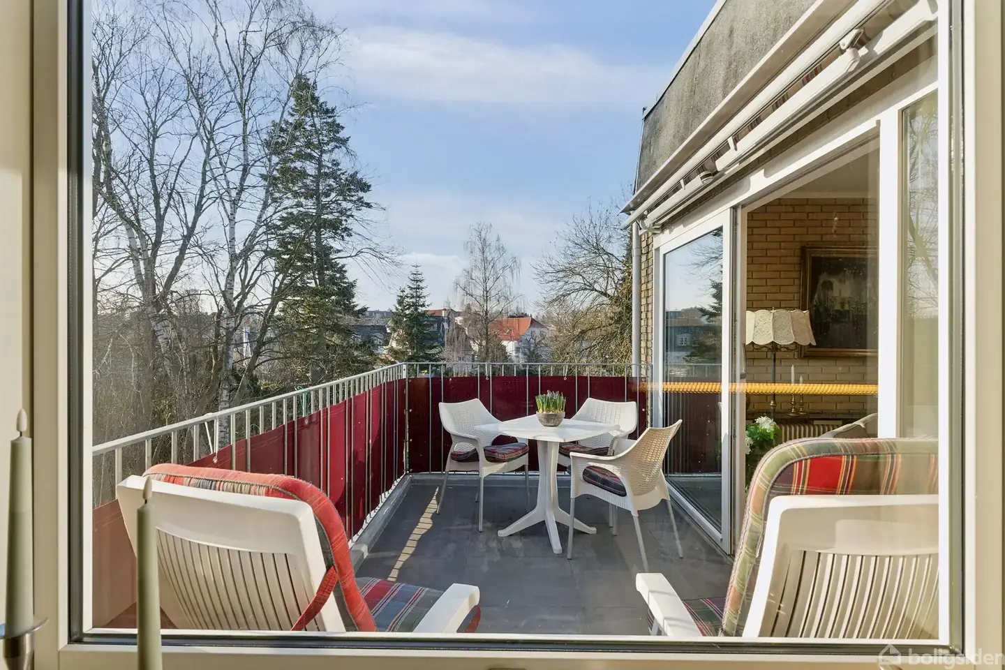 Stor, lys 4 værelses med 10 m2 skøn altan