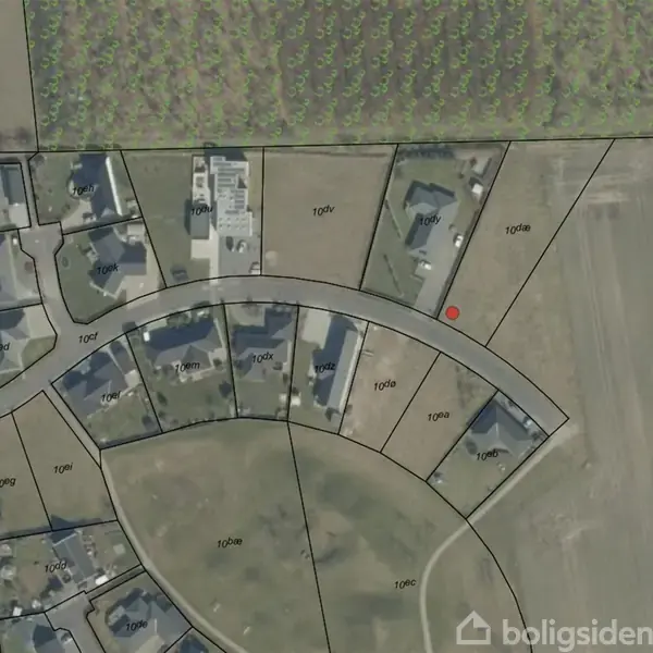 Luftfoto viser en boligudstykning med flere parceller markeret med tekst som "10cf", "10cm", "10dx", osv. En vej buer gennem området, og et rødt punkt er markeret ved "10da".