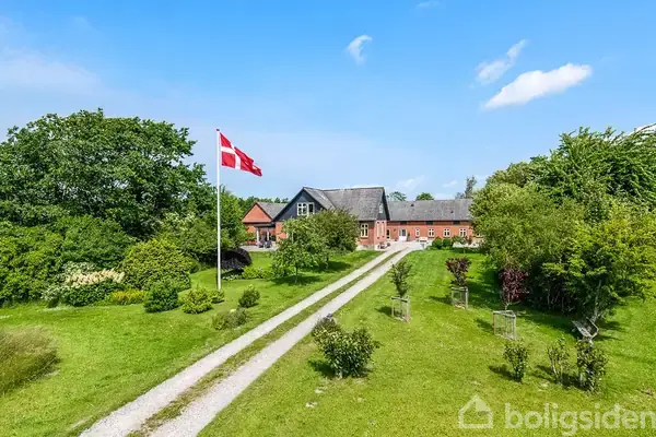 Tofamilieejendom i landlige omgivelser