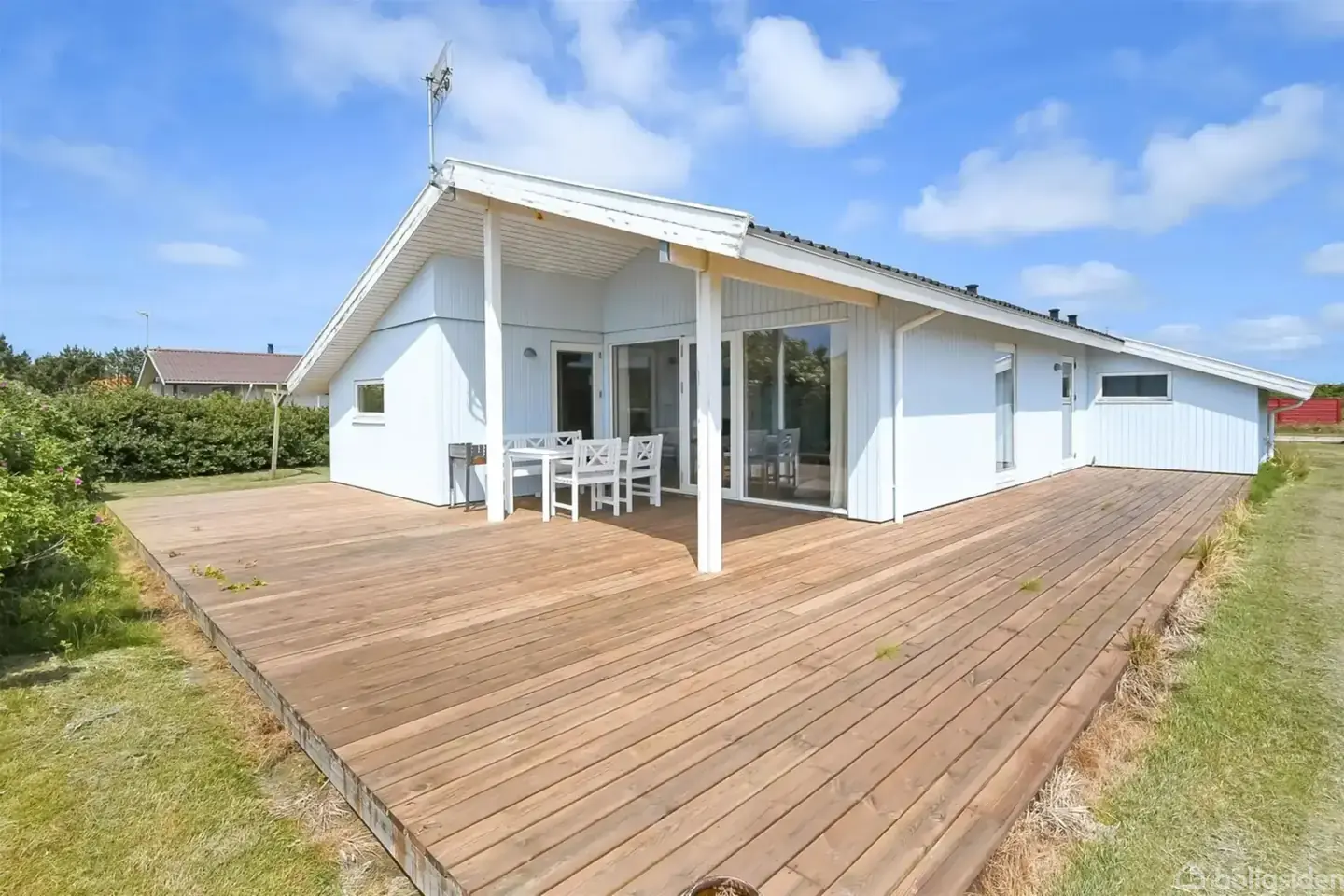 Lyst sommerhus med fire værelser og stor terrasse