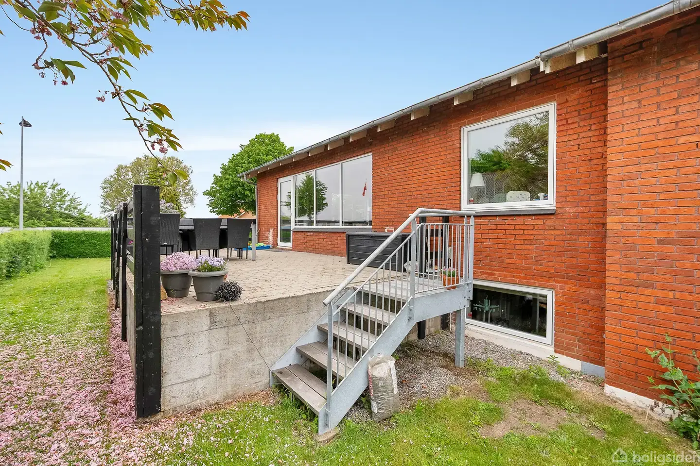 Rummelig villa med kælder og stor garage