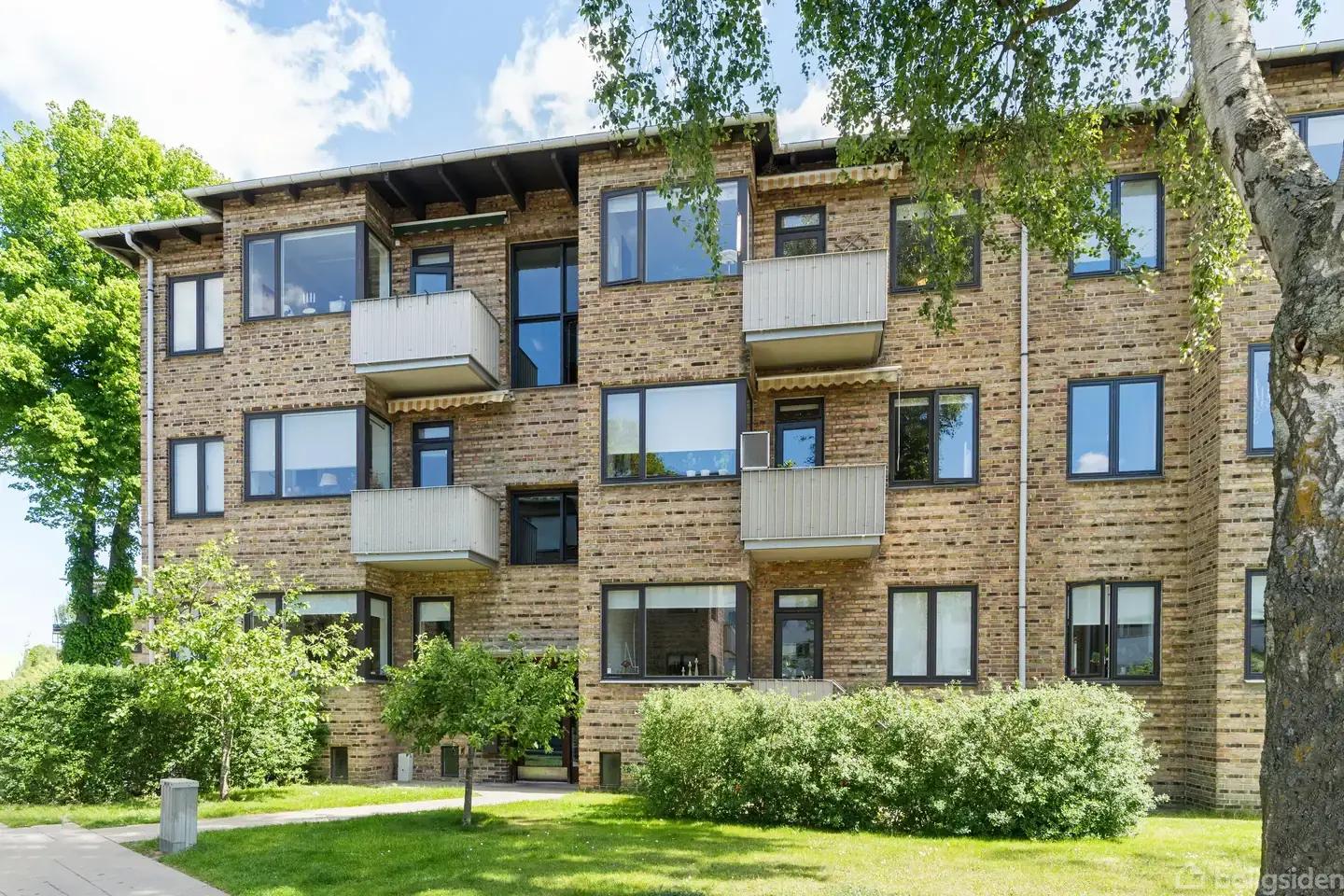 Lys og indbydende lejlighed øverst med to altaner