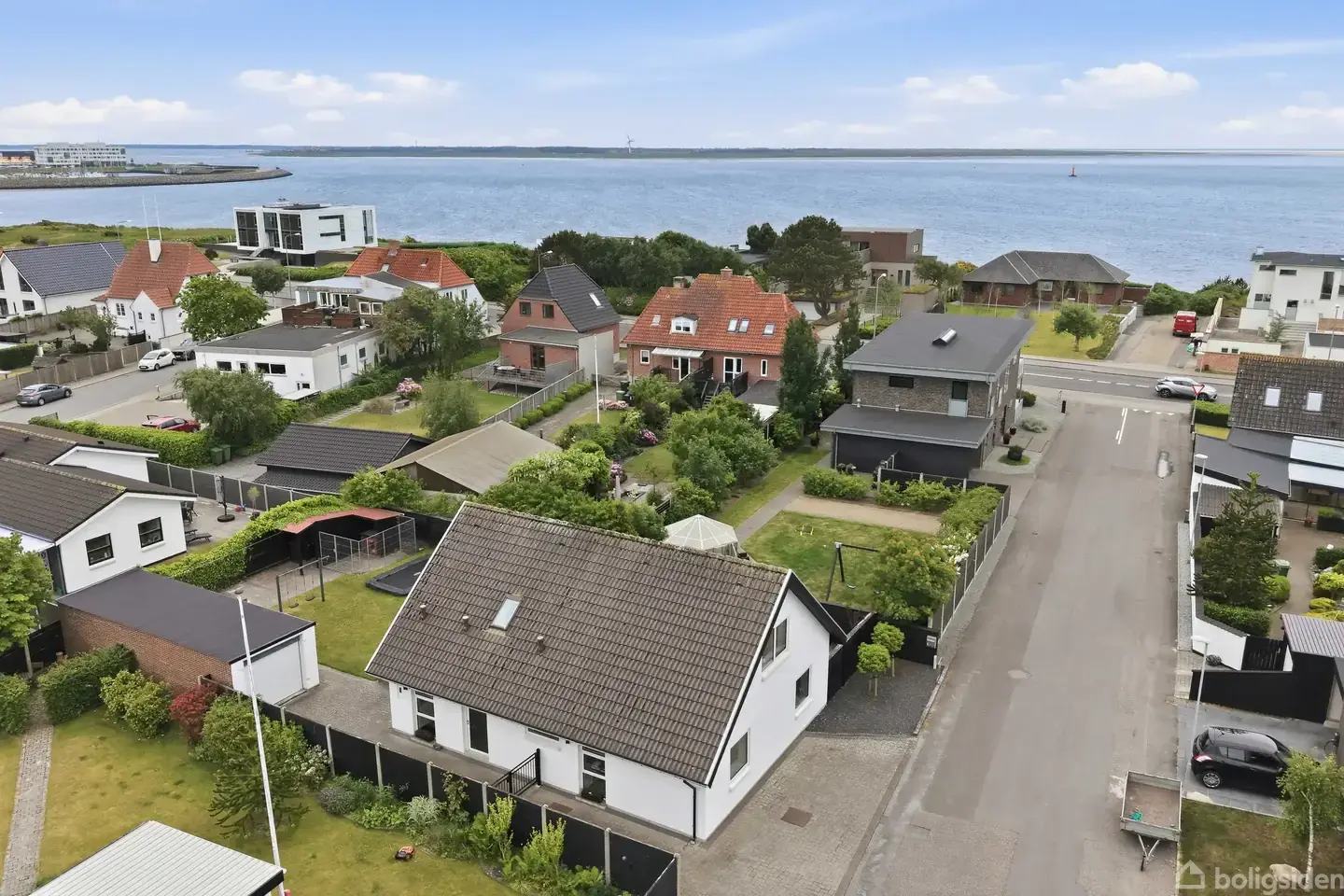 INDFLYTNINGSKLAR OG SÆRDELES VELHOLDT VILLA CENTRALT I SÆDDING!