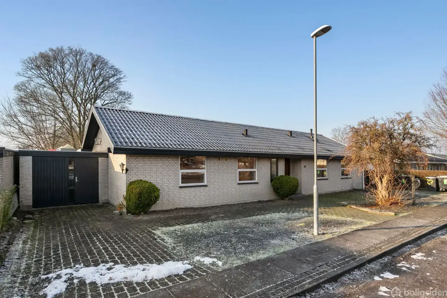 Indbydende og rummelig ejendom med mange værelser, aktivitetsrum, sauna og anvendelig kælder